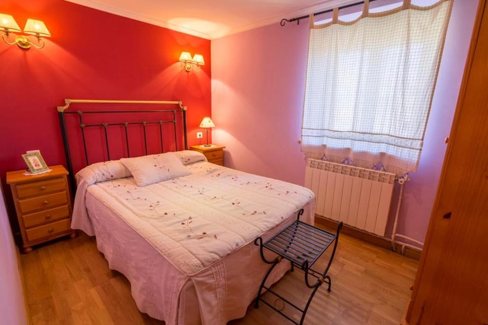 Bed, Photo of the whole room, Bedroom, internet