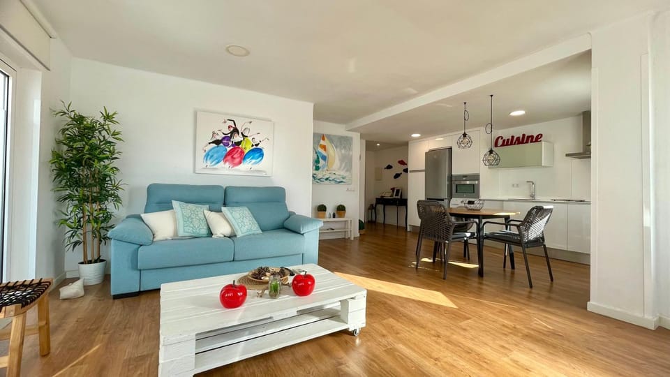 Kitchen or kitchenette, Seating area, Dining area, oven