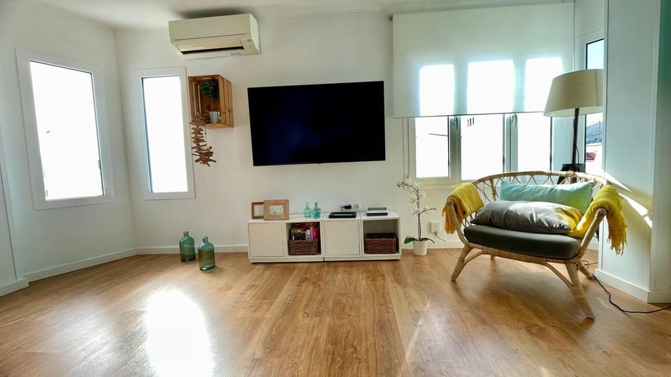 Communal lounge/ TV room, TV and multimedia, Living room, Seating area, air conditioner