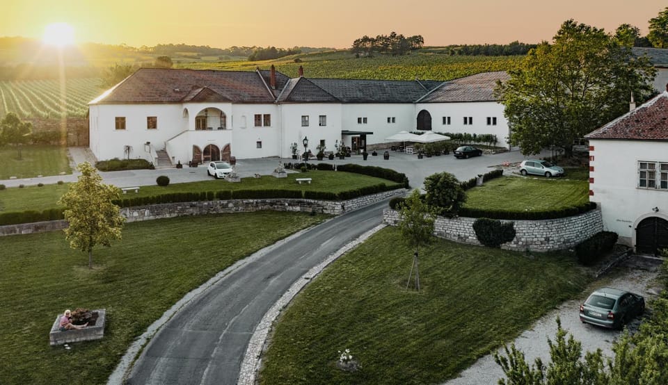 Property building, Day, Natural landscape, Breakfast, Sunset, Parking