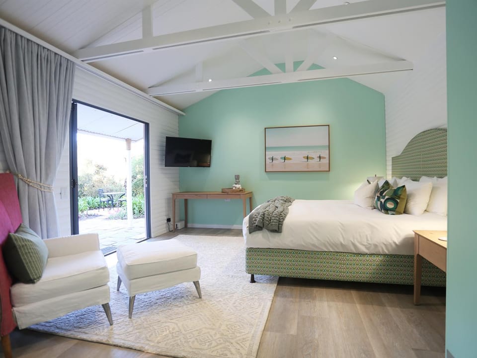 Bed, Garden, Garden, TV and multimedia, Photo of the whole room, Seating area, Bedroom, hair dryier, minibar, air conditioner