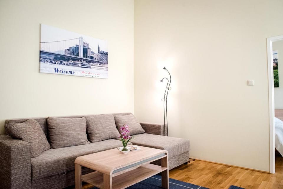 Living room, Photo of the whole room, Decorative detail