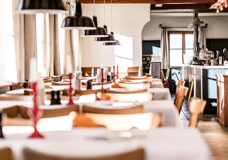 Restaurant/places to eat, Business facilities, Meeting/conference room