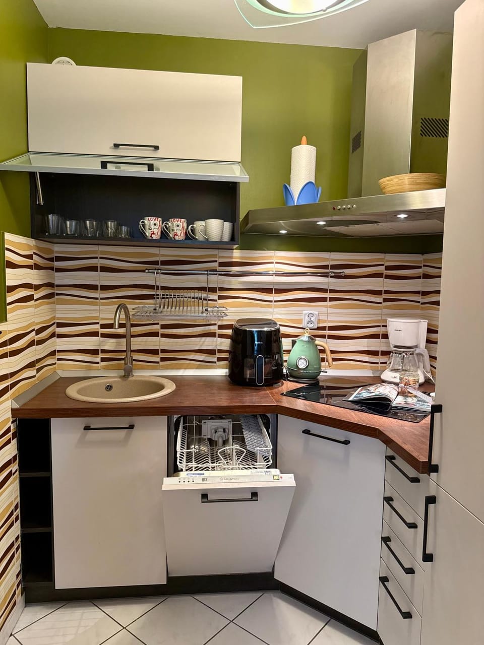 Kitchen or kitchenette, dishwasher, oven