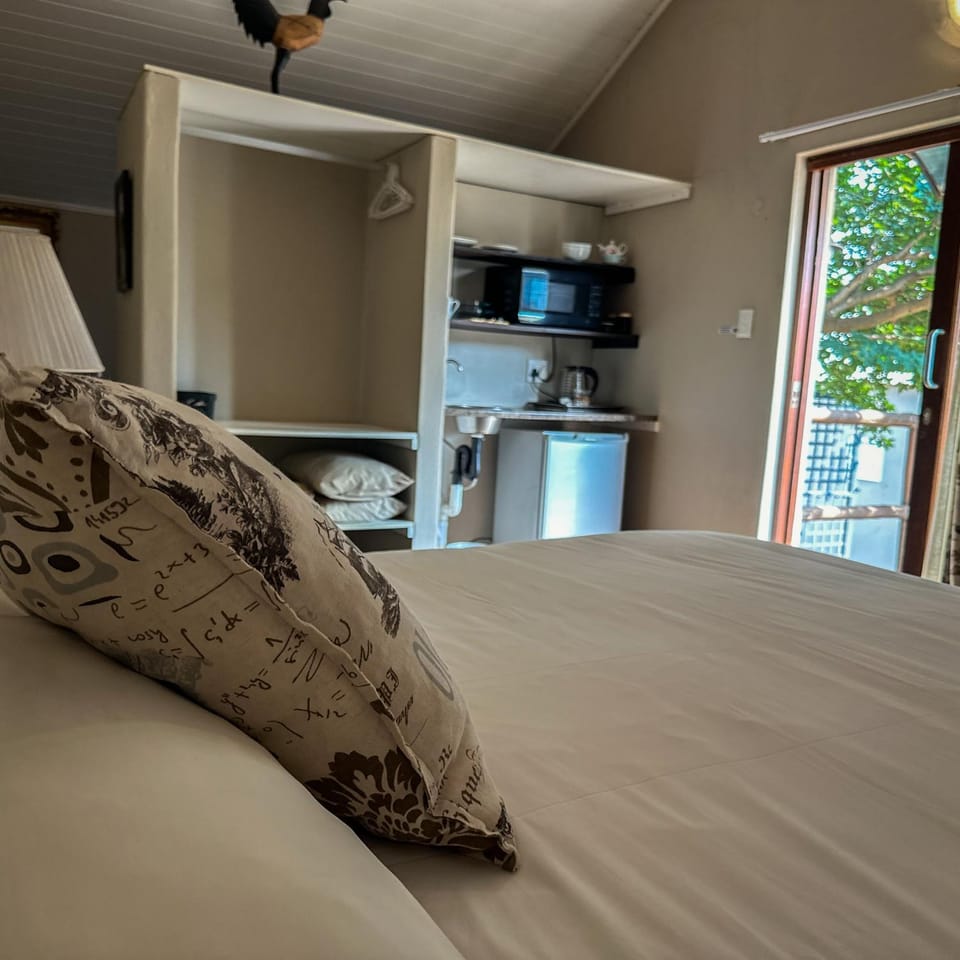 Bed, Kitchen or kitchenette, Photo of the whole room, Bedroom, minibar