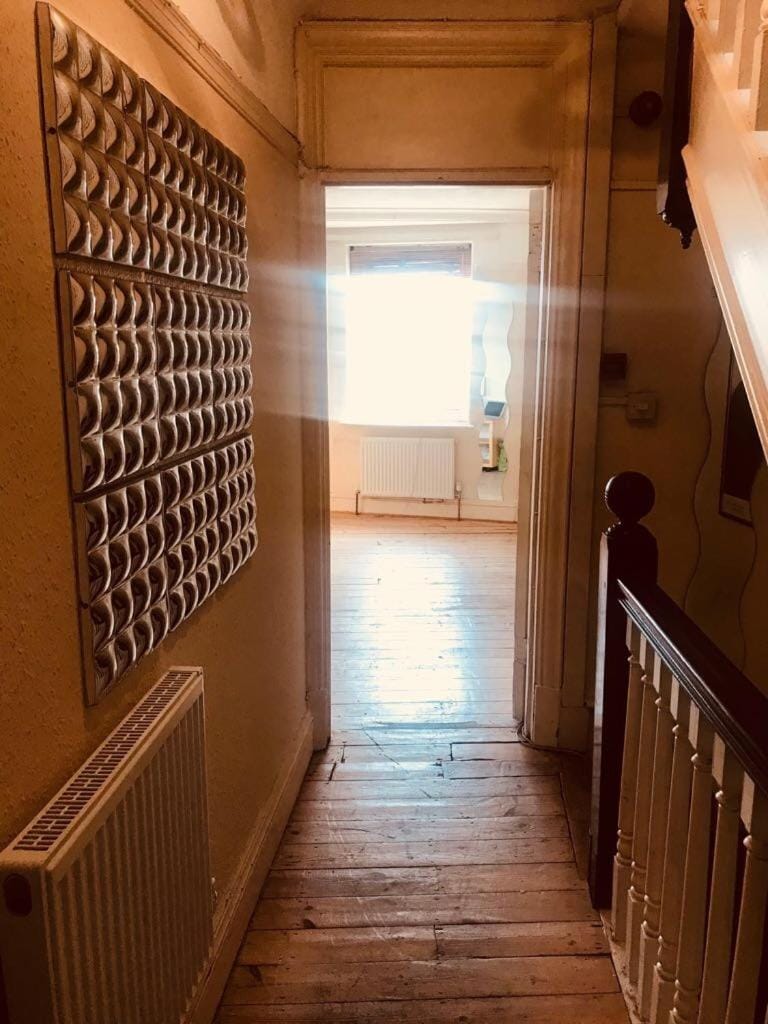 Self contained 3 bed flat with your own front door, three double rooms, Sleeps six,fifteen pounds per night each Apartment in Edgware