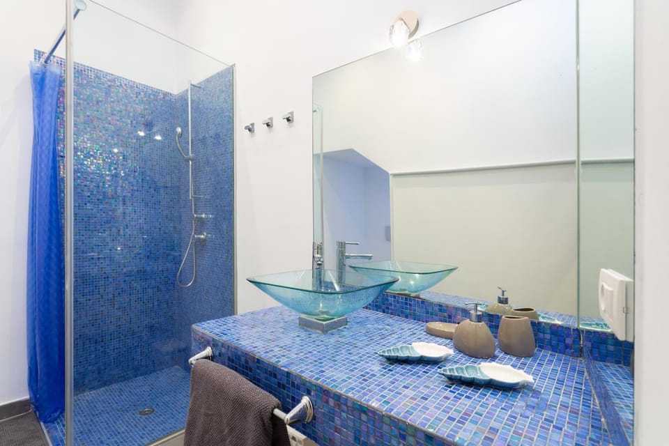 Shower, Toilet