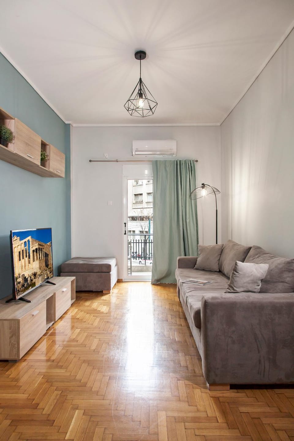 TV and multimedia, Living room, Photo of the whole room, Seating area, air conditioner