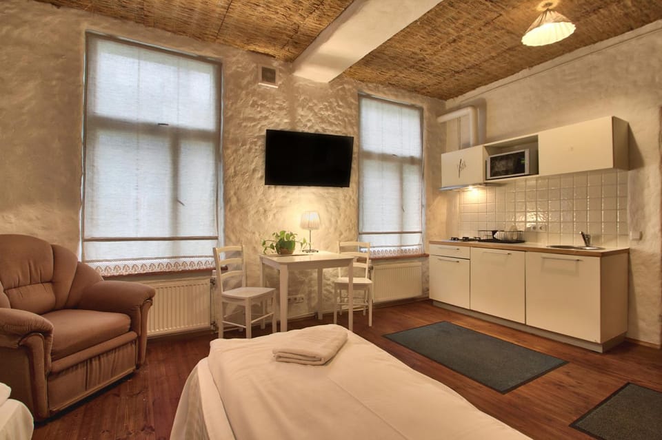 Bed, TV and multimedia, Seating area, Dining area