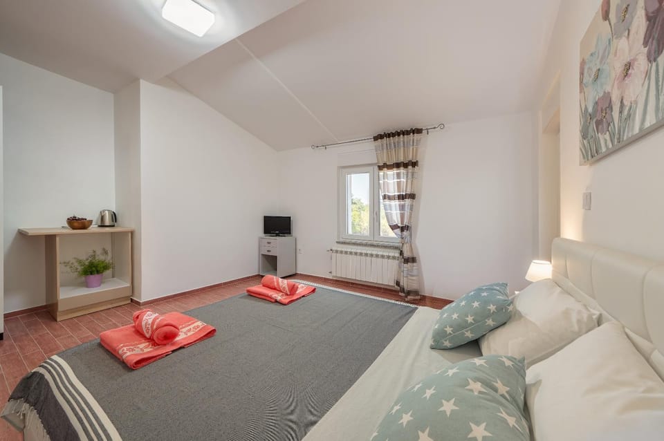 Lavander 3 private room with bathroom and balcony Bed and Breakfast in Pula