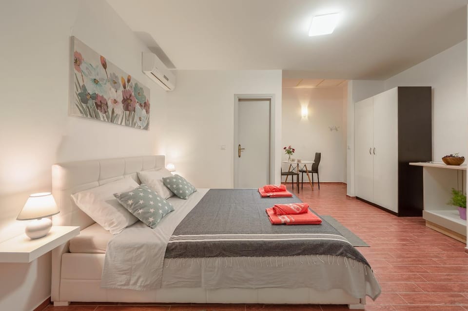 Lavander 3 private room with bathroom and balcony Bed and Breakfast in Pula