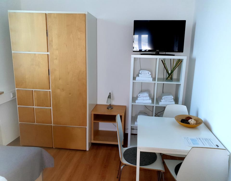 TV and multimedia, Seating area, Dining area