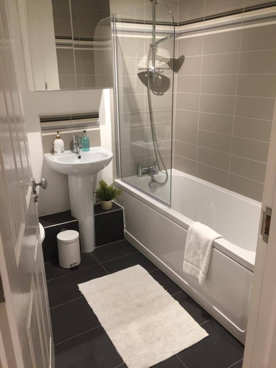 Shower, Toilet, Bathroom, Bath, towels