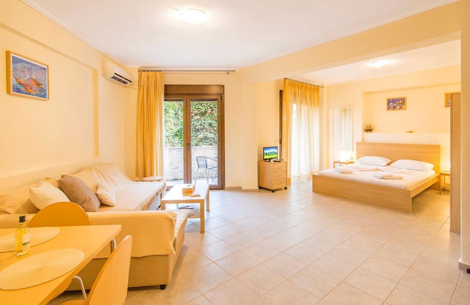 Bed, TV and multimedia, Living room, Photo of the whole room, Seating area, Dining area, Bedroom