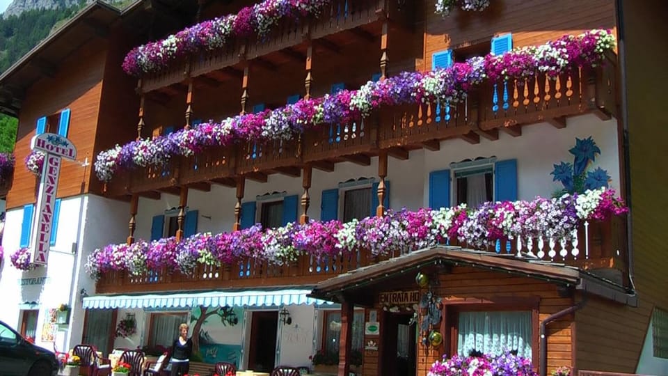 Facade/entrance, Day, Balcony/Terrace