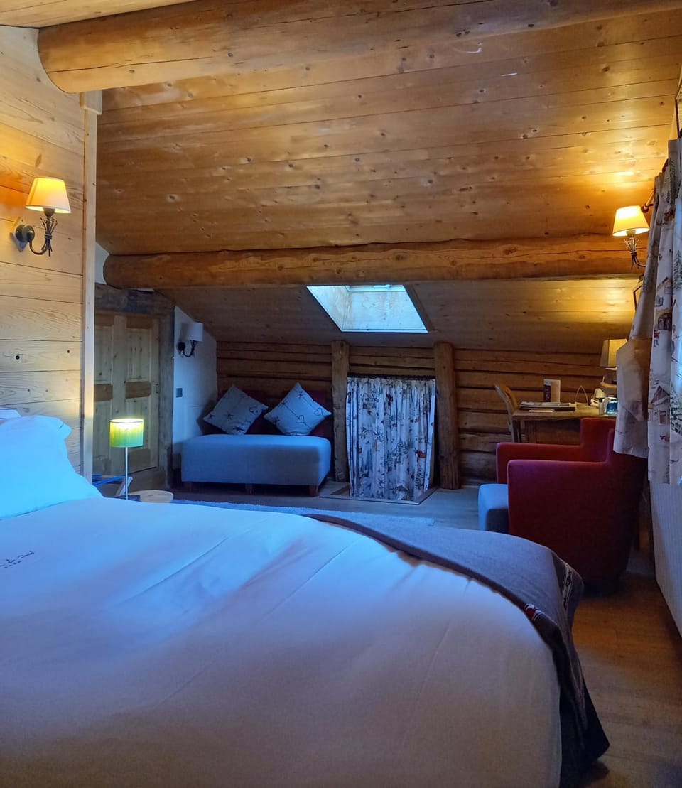 Bed, Living room