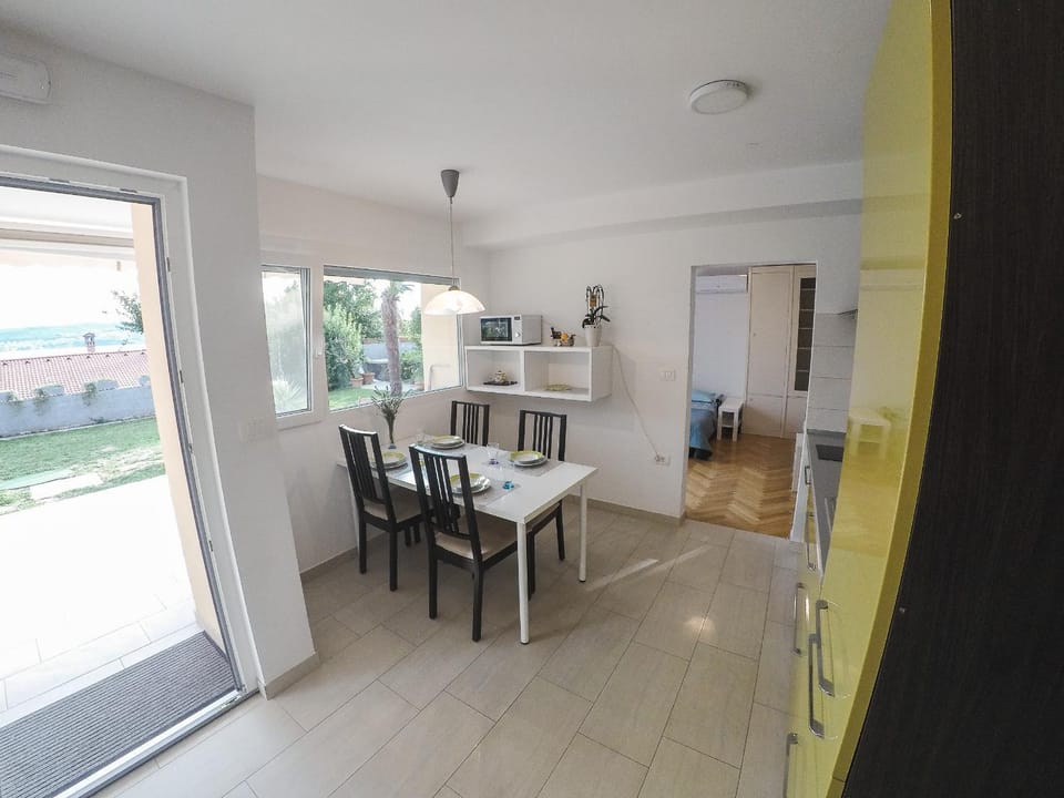 Kitchen or kitchenette, Dining area