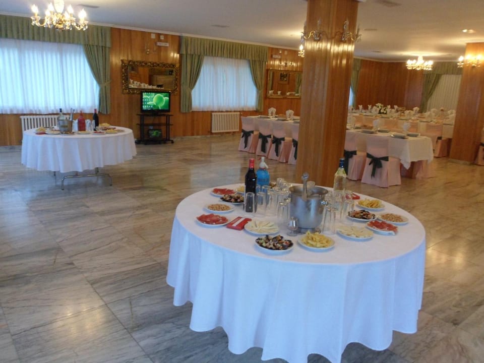 Restaurant/places to eat, Banquet/Function facilities