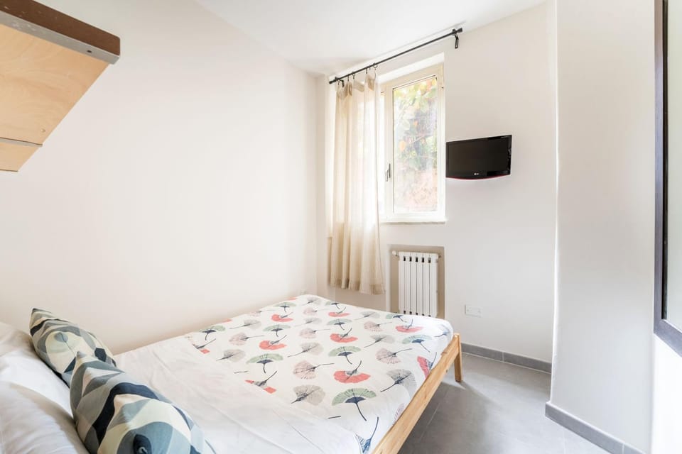 Bed, TV and multimedia, Photo of the whole room, Bedroom