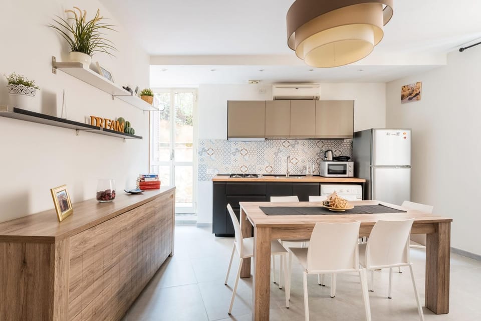 Kitchen or kitchenette, Dining area, stove