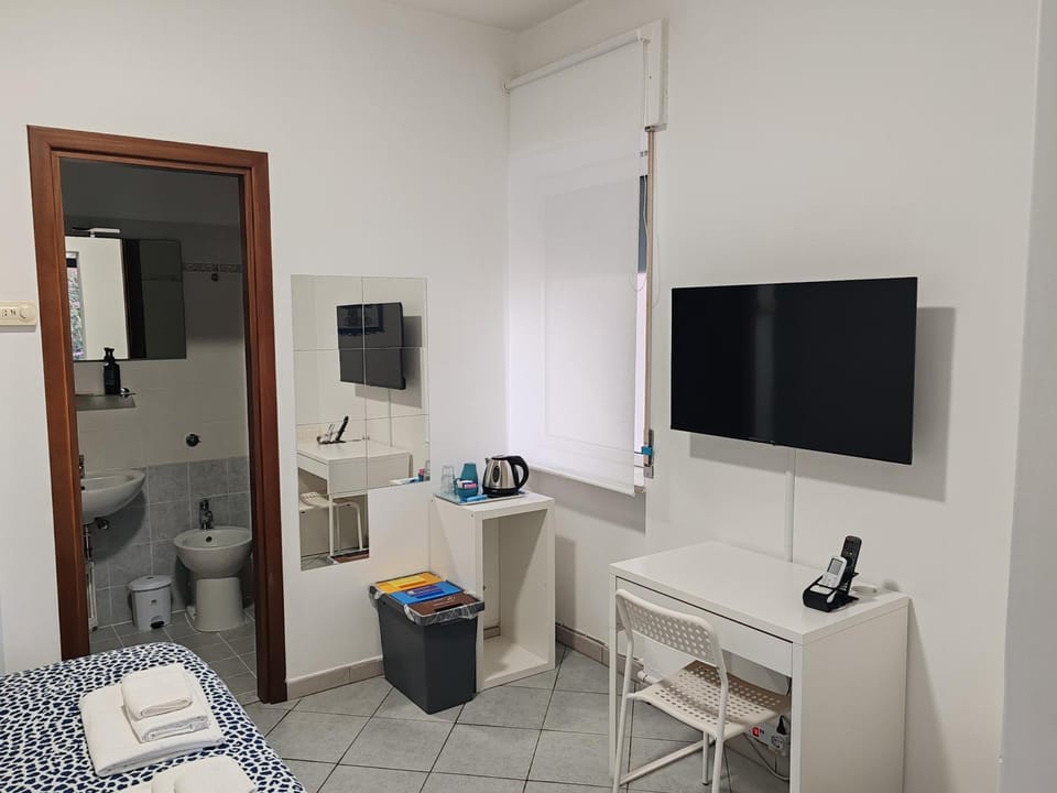Toilet, Bathroom, TV and multimedia, Area and facilities
