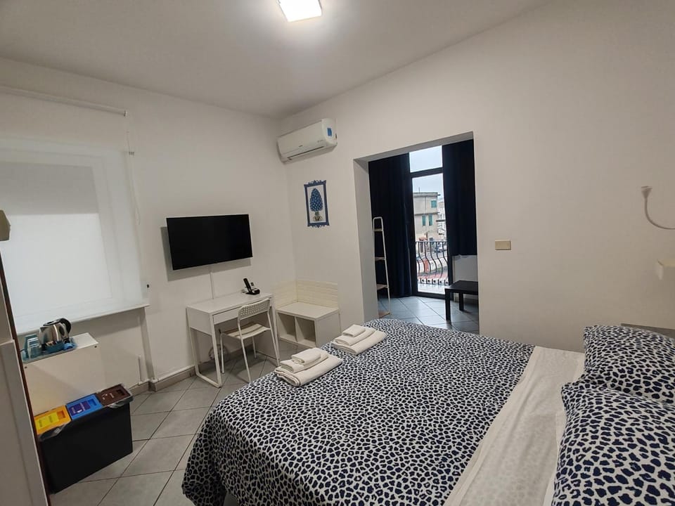 Bed, TV and multimedia, Photo of the whole room, Bedroom, towels, air conditioner