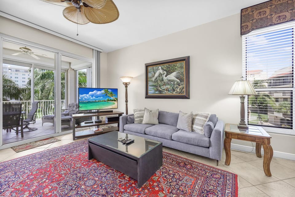 Peaceful condo with pool and steps to South Beach House in Marco Island