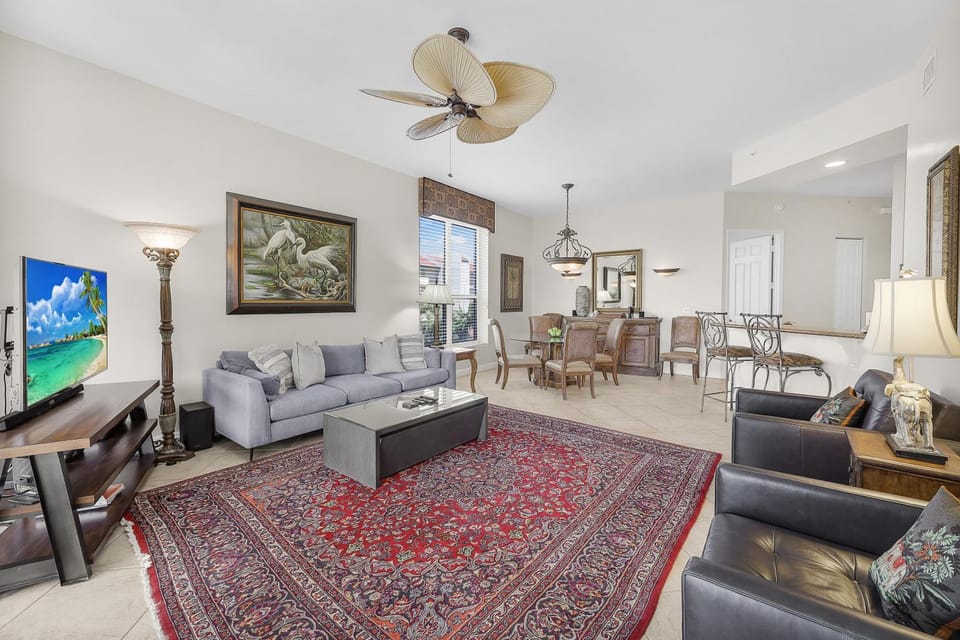 Peaceful condo with pool and steps to South Beach House in Marco Island