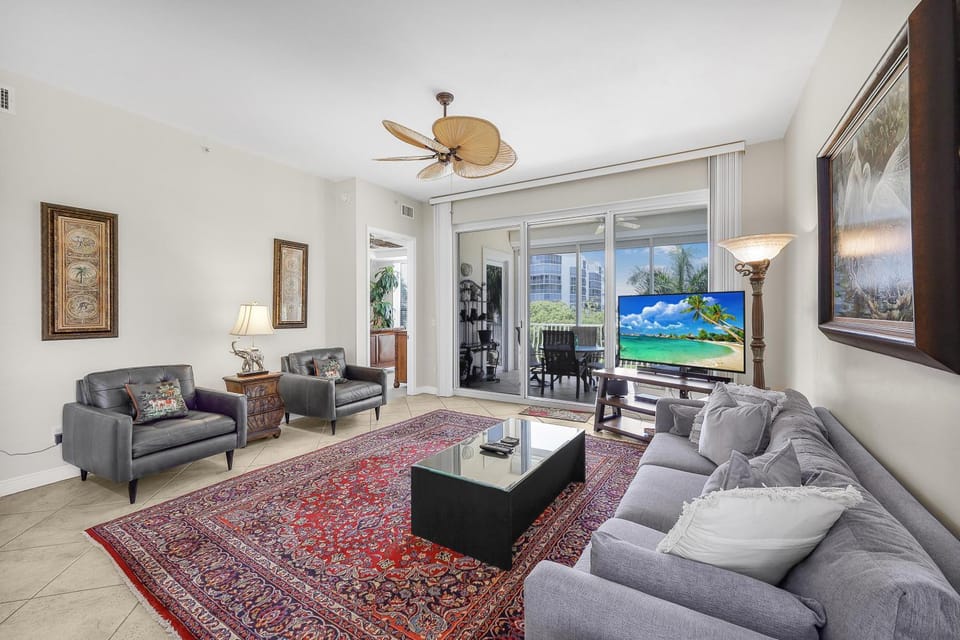 Peaceful condo with pool and steps to South Beach House in Marco Island