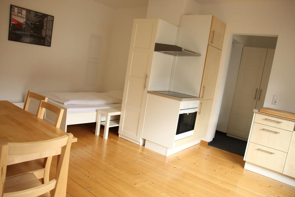 Kitchen or kitchenette, Dining area, Bedroom