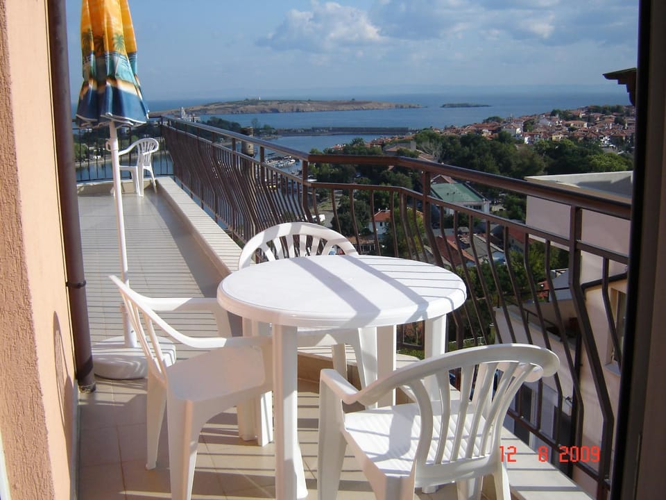 View (from property/room), Balcony/Terrace, Decorative detail, City view, Area and facilities