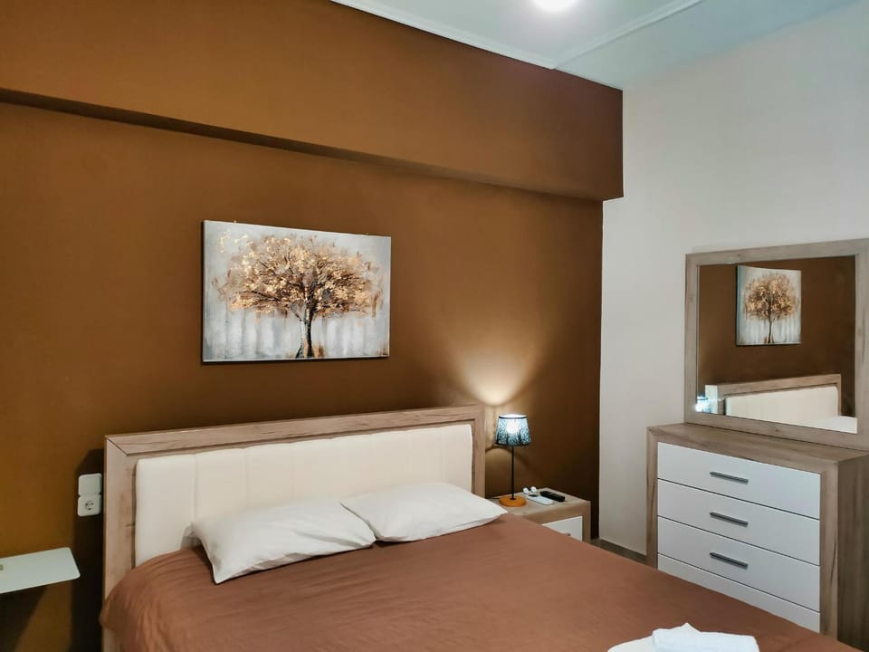 Luxury Lila House Under the Rocks Apartment in Kalabaka