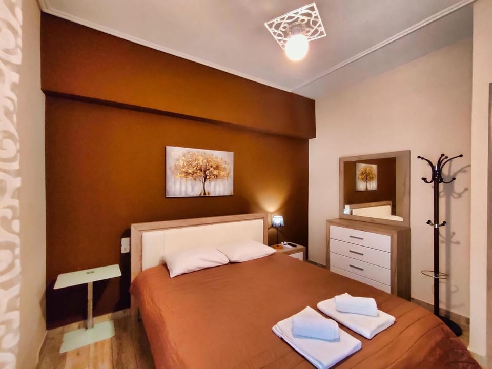 Luxury Lila House Under the Rocks Apartment in Kalabaka