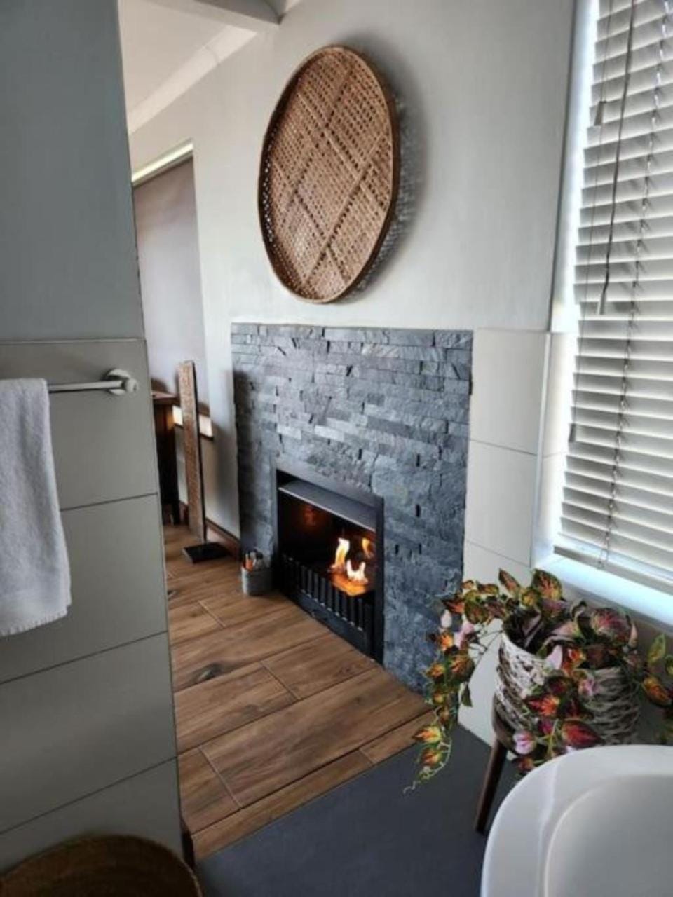 Bedroom, fireplace