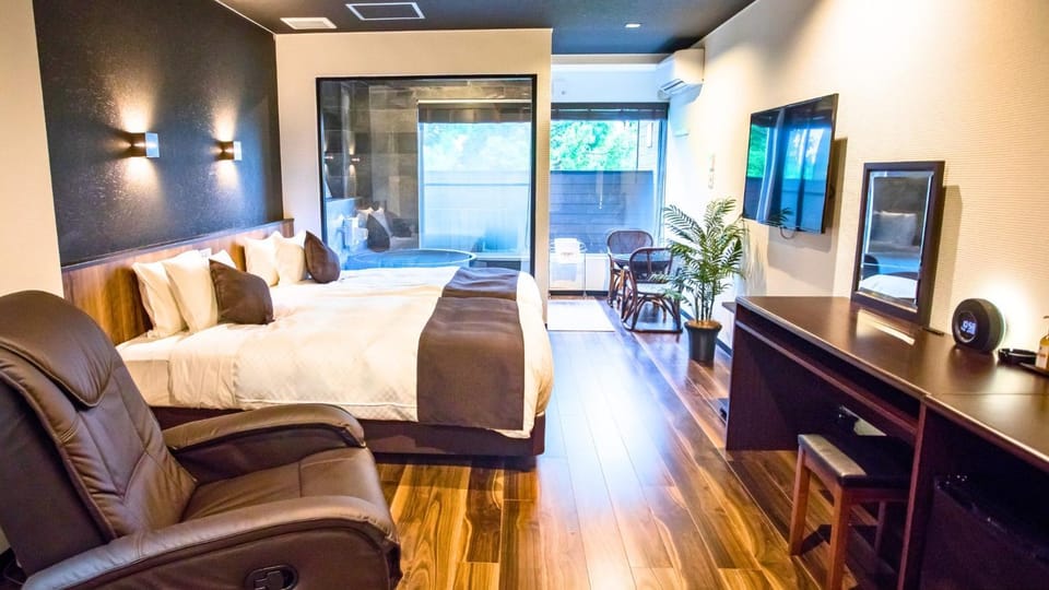 Photo of the whole room, Bedroom
