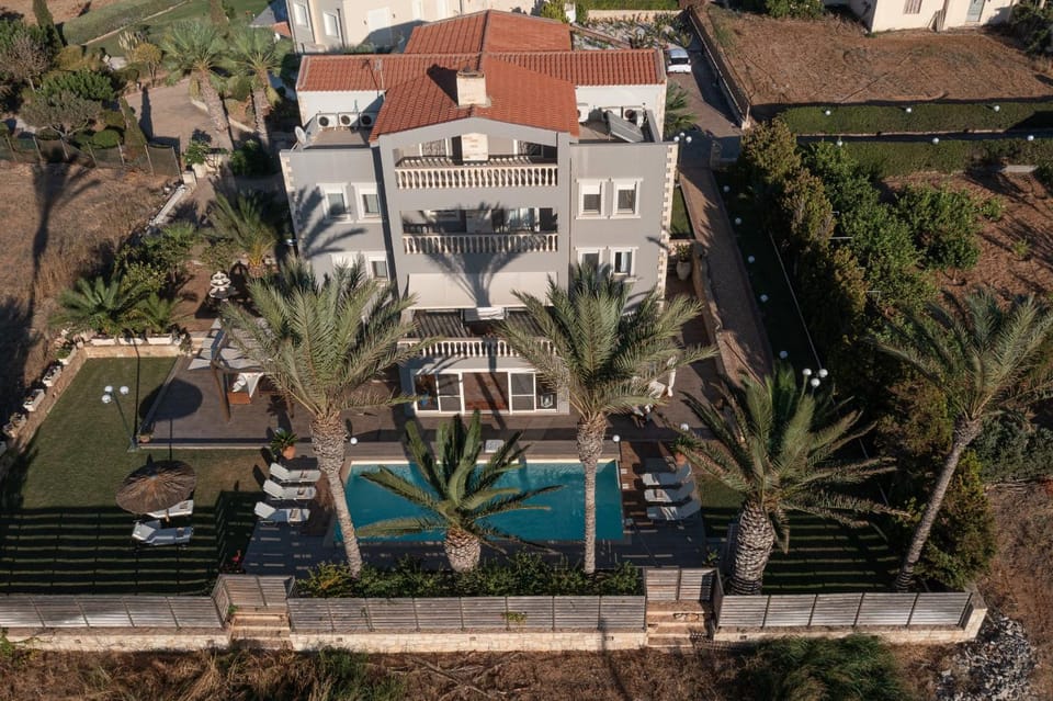 Property building, Garden view, Pool view, Swimming pool