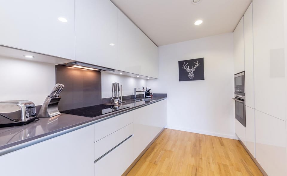 Coffee/tea facilities, Kitchen or kitchenette, stove