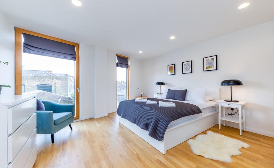 Photo of the whole room, Bedroom