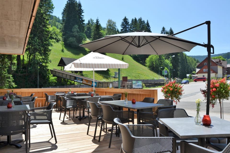 Restaurant/places to eat, Facade/entrance, Summer, View (from property/room)