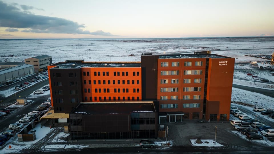 Property building, Natural landscape, Location, Parking
