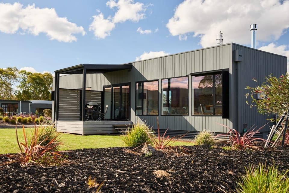 Property building, Spring, Day, BBQ facilities, Garden, Balcony/Terrace, Seating area, Garden view, Mountain view