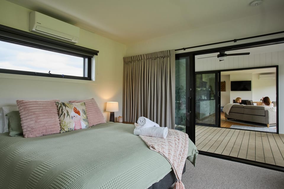 Communal lounge/ TV room, Bed, Living room, Lounge or bar, Photo of the whole room, Seating area, Bedroom, towels, acessibility
