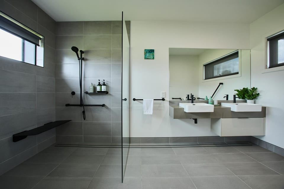Shower, Bathroom, acessibility