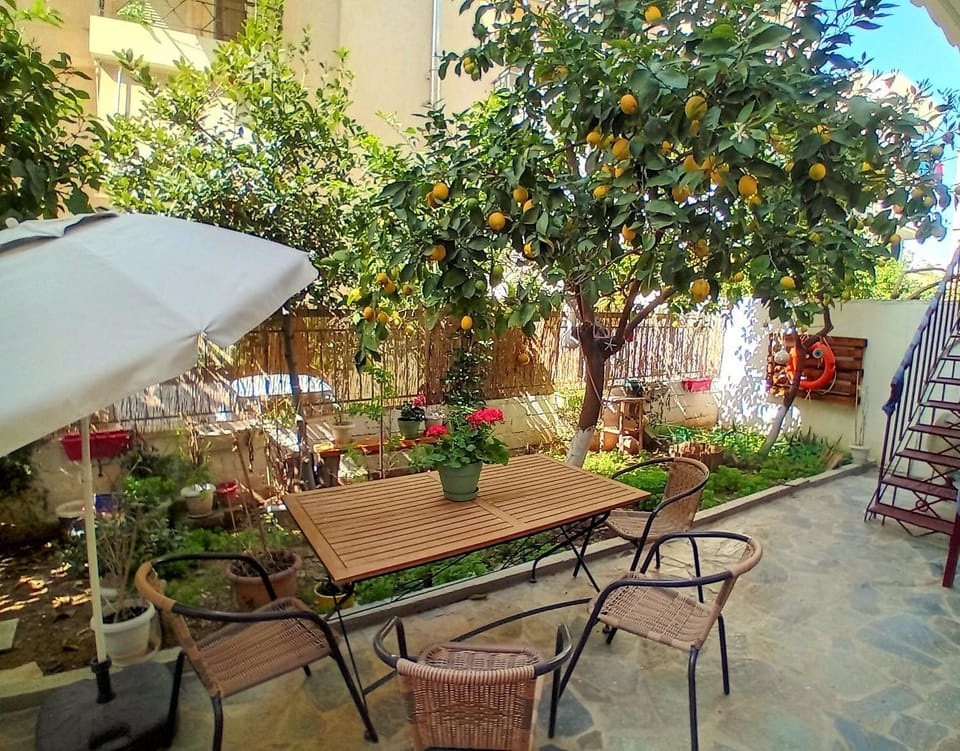 Casa Bonita, House with Private Entrance and Garden, between center and sea Apartment in South Athens