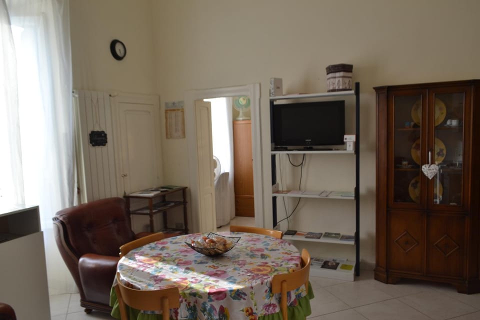 Communal lounge/ TV room, TV and multimedia, Living room, Seating area, Dining area