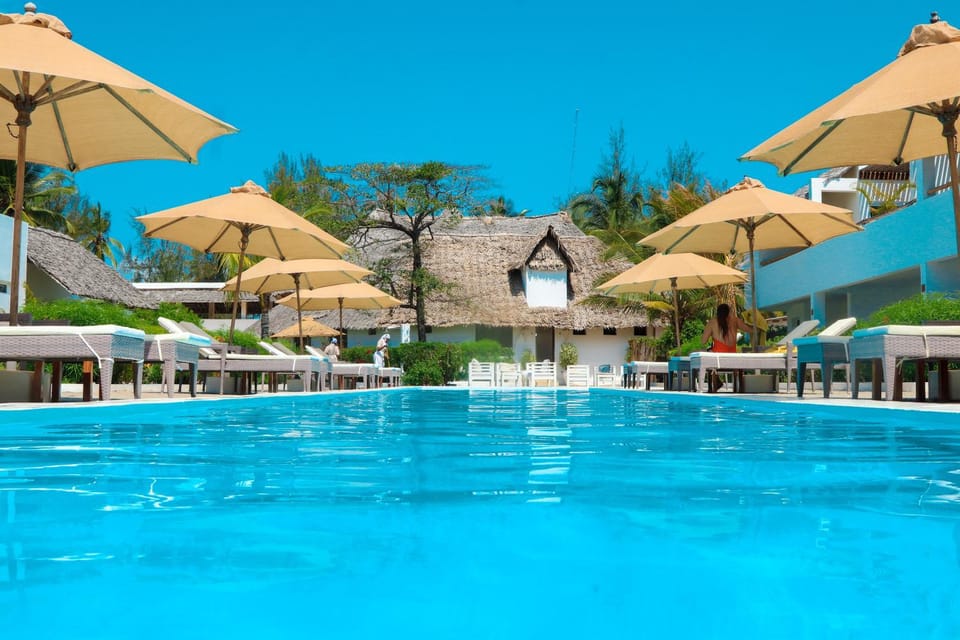 Day, Pool view, Swimming pool, sunbed
