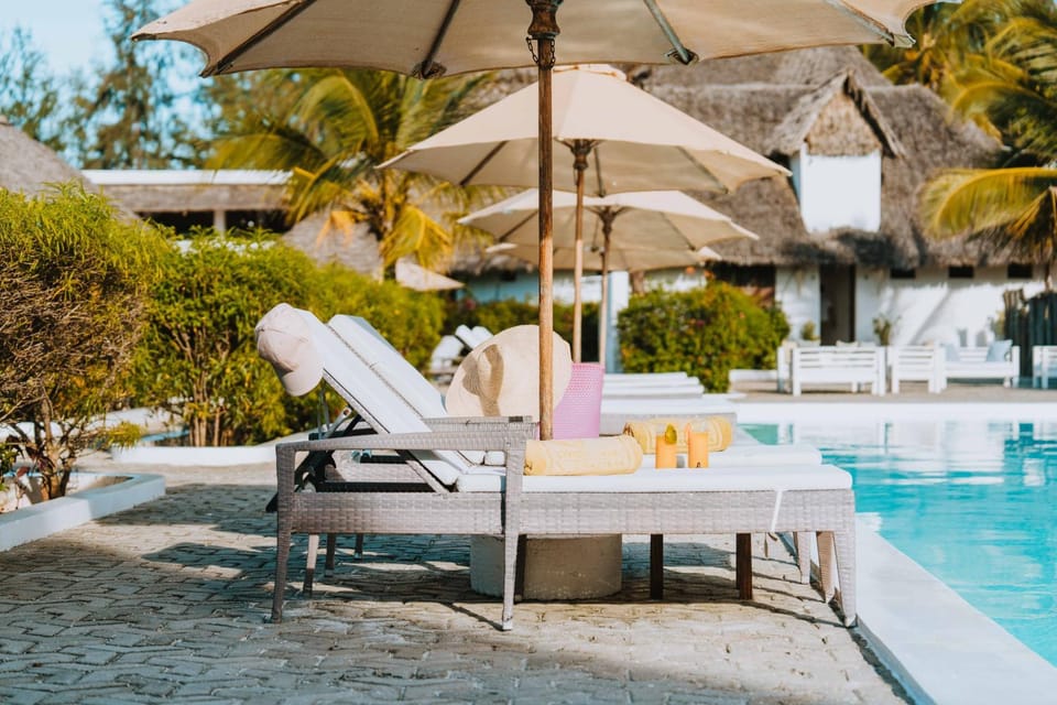 Patio, Day, Food and drinks, Pool view, Swimming pool, Drinks, sunbed