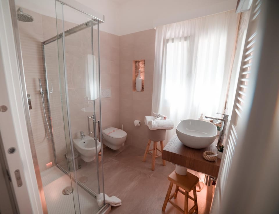 Shower, Toilet, Bathroom, bidet, towels