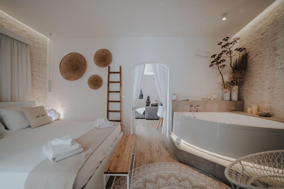 Bed, Hot Tub, Photo of the whole room, Bedroom, towels