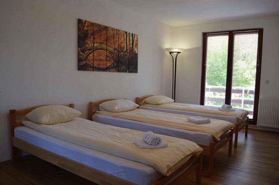 Bed, Bedroom, towels